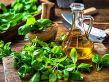 Ne jetez jamais vos feuilles de basilic flétries et testez plutôt l'astuce de ce chef