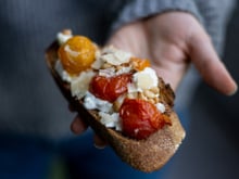 Bruschetta à la burrata et tomates cerises confites