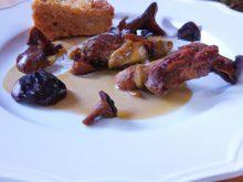 Chapon aux morilles, armagnac et foie de canard