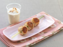 Brochettes de poulet à la citronnelle, sauce Boursin cuisine ail & fines herbes et cacahuètes