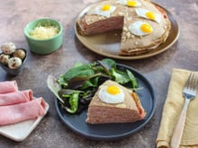 Bluffez vos invités avec ce gâteau de crêpes salées façon croque-madame pour la Chandeleur