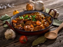 Voici l’astuce de chef à connaître absolument pour rendre la sauce du bœuf bourguignon plus onctueuse