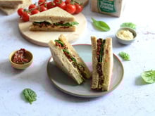 Club sandwich végétarien au houmous, tomates confites et épinards