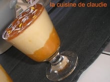 panna cotta à la crème de caramel sur compotée d'abricots aux amandes