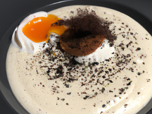 Soupe panais chantilly sumac et œuf coque à la truffe