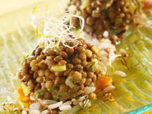 Bouchées de lentilles, riz rouge et blanc aux herbes parfumées