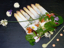 Carpaccio d'asperges et st jacques marinées au vinaigre de mangue