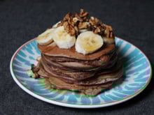 Pancakes au lait de soja au chocolat, topping banane, noix et sirop d'érable