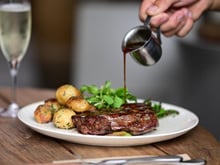 “Ça marche à tous les coups, c'est dingue” : l'astuce de Cyril Lignac pour transformer les sucs de cuisson en une sauce digne d'un restaurant !