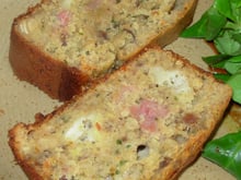 Cake au chèvre, confit de figues et jambon de pays