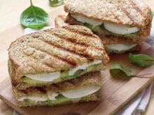 Croque avocat mozzarella et sauce Sriracha