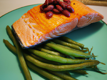 Filet de saumon en croûte de chorizo et haricots de paimpol