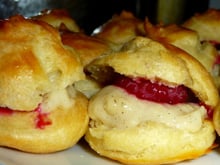 Petits choux à la crème pâtissière & framboises
