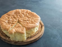 “Une texture encore plus moelleuse” : l'astuce de Julie Andrieu pour un gâteau au yaourt meilleur que jamais !