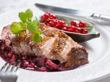 Magret de canard au miel et groseilles