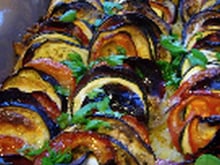 Tian de légumes d'été sur un lit de petites pâtes