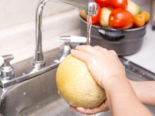 Avocat, melon… Même si vous ne mangez pas la peau, voici pourquoi vous devriez laver ces légumes, selon une virologiste