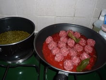 Boulettes de bœuf à la tomate accompagnées de petits pois