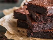 Découvrez cette recette de fondant au chocolat à la texture incroyable qui ne nécessite que du cacao et un fruit de saison !