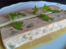 Terrine de volaille aux huîtres et poireaux, gelée aux  épices et effeuillée d'endives