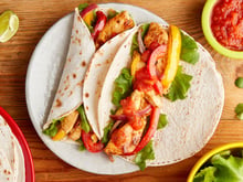 Fajitas au poulet, tomates et poivrons