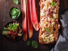 Envie d’un goûter printanier ? Testez la recette du financier XXL à la rhubarbe de Laurent Mariotte