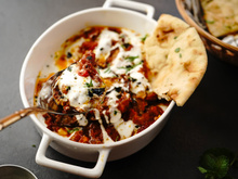 Connaissez-vous le Borani Banjan, ce plat délicieux plat à base d’aubergines accompagné d’une sauce au yaourt qui change de la Parmigiana ?