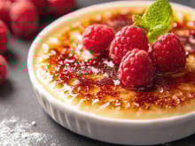 “Le dessert craquant et fondant qui termine le repas” : Cyril Lignac partage sa recette de crème brûlée vanille et fève tonka, simple et délicieuse !