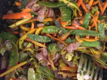 Wok de bœuf sauté aux légumes, sauce aigre douce