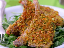Côtes d'agneau en croûte de pistaches grillées, estragon et Pecorino