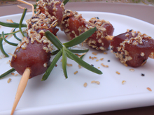 Mini-brochettes de saucisses au romarin et sésame