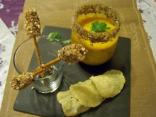 Verrine de crème de potiron, mini-brochettes de foie gras et craquelin de parmesan
