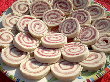 Petits roulés au jambon et au salami