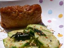 Inarizushi, poches de tofu frit garnies de riz au saumon fumé mariné et omelette japonaise