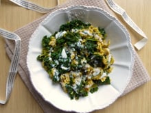 Wok épicé de chou kale, riz et courgette et lait de coco
