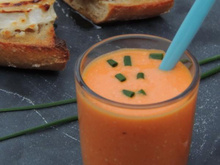 Velouté glacé de poivrons rouges, tartine de chèvre au miel
