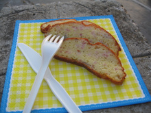 Cake au comté, allumettes fumées et oignons rouges