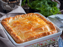 Tourte aux émiettés de confit de canard et pommes de terre sautées aux herbes de Provence