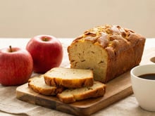 Notée 4,9/5, cette recette de cake aux pommes de grand-mère est idéale pour ce week-end