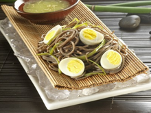 Salade de nouilles Soba sur lit de glace