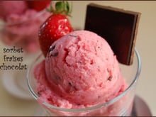 Glace au lait ou sorbet laitier aux fraises fraîches et au chocolat noir