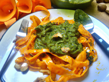 Tagliatelles fraîches, pesto de kale aux noix de cajou ou sauce au potimarron rôti et sauge