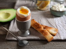 Ce trompe-l'oeil d’oeuf à la coque est le dessert qu’il vous faut pour bluffer vos convives à Pâques