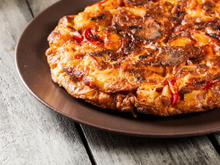 Parfaite pour le dimanche soir, découvrez notre recette de quiche sans pâte aux pommes de terre et chorizo