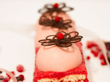 Gâteau tout rose aux fruits rouges