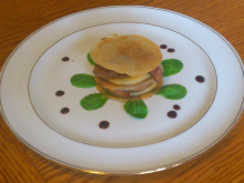 Mille-feuille de foie frais au pommeau de Normandie et pommes au miel