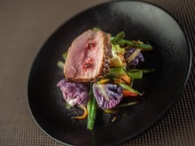 Tataki de filet de veau sous la mère, légumes du moment au wok