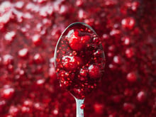 Trop chaud pour faire des confitures ? La méthode bluffante au micro-ondes pour tartiner vos framboises ce matin
