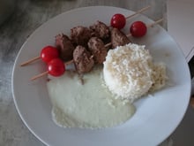 Brochettes de boulettes de bœuf, sauce coco