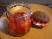 Fraises au sirop de romarin et son whoopie